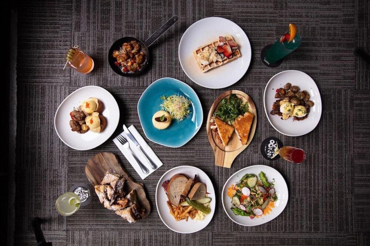 Varscona Hotel On Whyte เอดมันตัน ภายนอก รูปภาพ